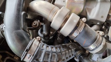 eski bir araba motoru parçası.