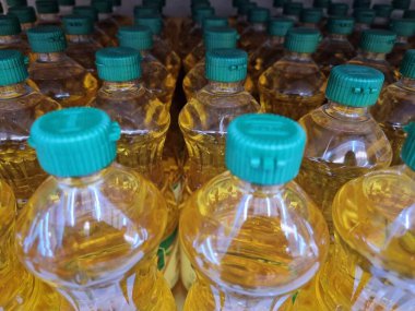 Kapat ve seçime odaklan. Süpermarketlerde raflarda plame yağı şişeleri.