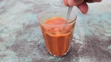 Çay kaşığı, fincanda sıcak çay..