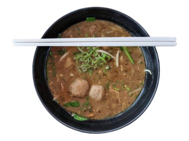 Çubuklar bir kase yeşim erişte koymuşlar. Beyaz arkaplanı izole et.