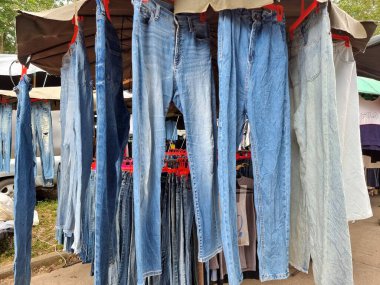 Kotların çoğu Tayland 'da bir pazarda müşterilere satılmak üzere büyük bir şemsiyeye asıldı..