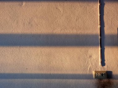 Soyut gölge ve çizgili doğal güneş ışığı arkaplanı duvardan duvara, mimari koyu gri ve güneş ışığı köşegen geometrik efektleri arkaplan ve model tasarımı için