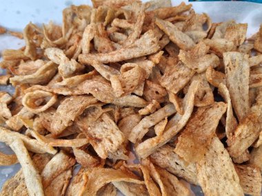 Kuepo, Tayland 'ın güneyinde bulunan eski bir balık krakeridir. Paramparça et, yağda kızart. Tatlı ve ekşi sosla daldırın