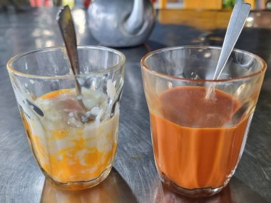 Temiz bardakta haşlanmış yumurta. Sabahleyin sıcak çayla ye. Tayland 'da bir dükkanda paslanmaz çelik bir masaya yerleştirilmiş.