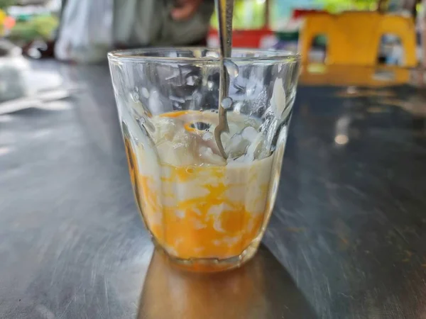 透明なガラスの中でゆで卵 朝は熱いお茶と一緒に食べなさい タイの店でステンレス製のテーブルの上に置かれた — ストック写真