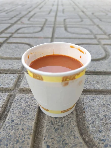 Caffè Caldo Caldo Una Tazza Carta Posto Sul Pavimento — Foto Stock