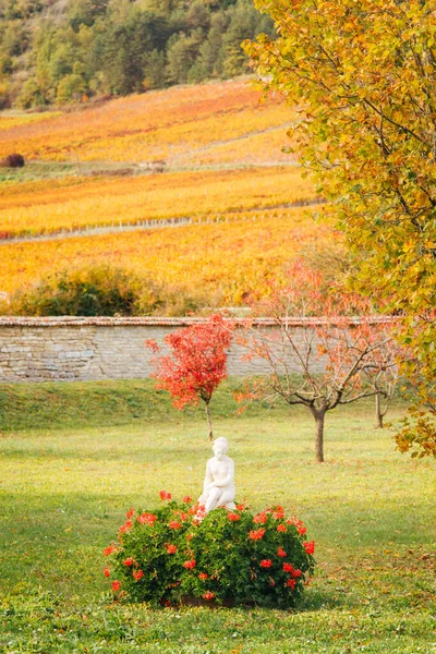 Sonbaharda bir bahçede heykel manzarası