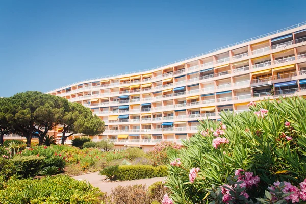 Eski bir binanın manzarası. Cte-d 'Azur' da bir yerleşim yeri. Fransa 'nın güneyinde eski bir yapı inşa edildi.