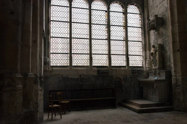 Kilisedeki küçük bir şapelin manzarası. Rahibin alanı. 