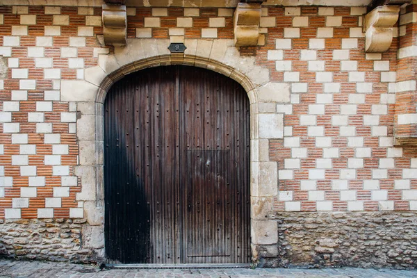 Taşlanmış duvarın ortasındaki eski bir ortaçağ kapısının manzarası.