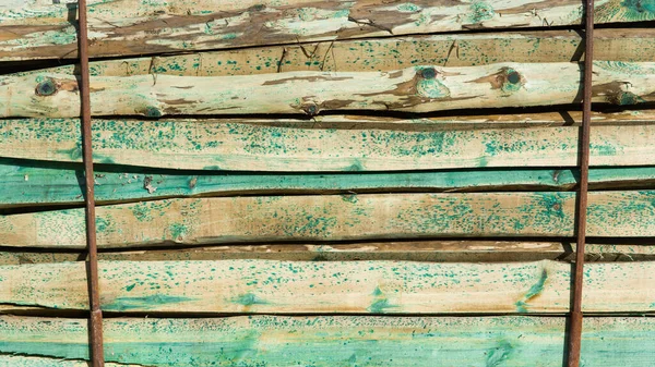 Tahta bir kazık yığınına yakın çekim. Tahta bir kazık.