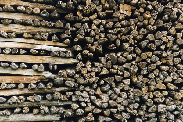 Isıtmak için odun yığını. Yığılmış odun.