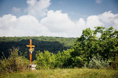 Tepedeki ahşap katolik haç manzarası