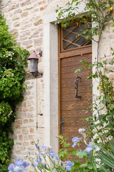 Ortaçağ ahşap kapısının manzarası..