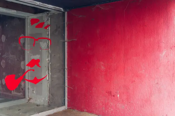 Terk edilmiş bir pencerede pipo içen bir adamın resmi. 