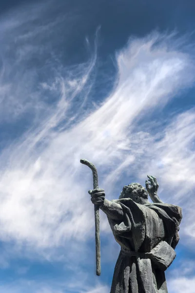 Bir heykel ve mistik bir bulut.