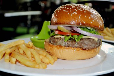 Hamburger ve patates kızartması. Lezzetli ızgara burger.