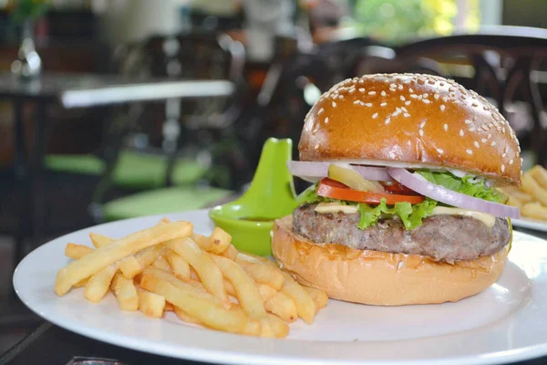 Hamburger ve patates, hamburger ve patates kızartması. Lezzetli ızgara burger.