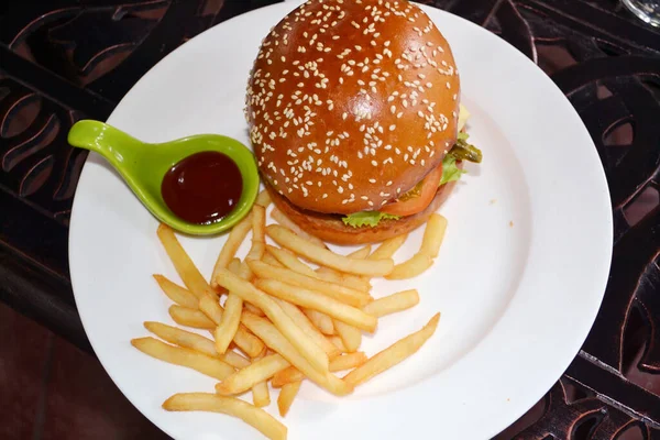 Hamburger ve patates, hamburger ve patates kızartması. Lezzetli ızgara burger.