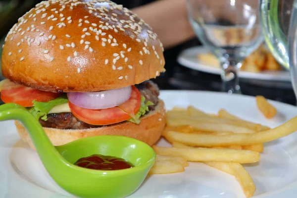 Hamburger ve patates, hamburger ve patates kızartması. Lezzetli ızgara burger.