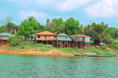 Kaptai Gölü, Rangamati, Bangladeş 'te yerel evler inşa edildi.