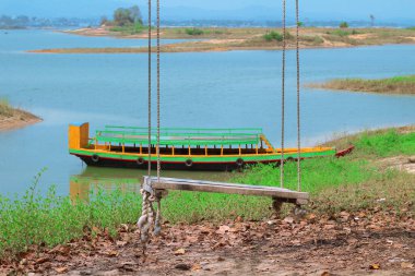 Kaptai Gölü, Rangamati, Bangladeş 'teki muhteşem ve renkli tekne manzaralı boş bir salıncak..