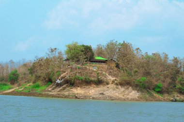 Kaptai Gölü manzarası, Rangamati, Bangladeş. Güzel, berrak Kaptai Gölü Dağları manzaralı