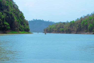 Kaptai Gölü manzarası, Rangamati, Bangladeş. Güzel, berrak Kaptai Gölü Dağları manzaralı