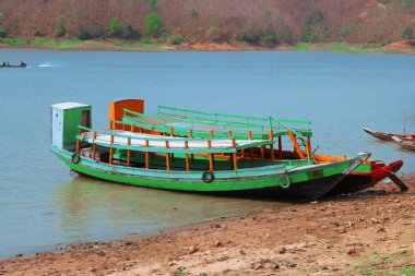 Kaptai Gölü, Rangamati, Bangladeş 'teki muhteşem ve renkli tekne manzarası..