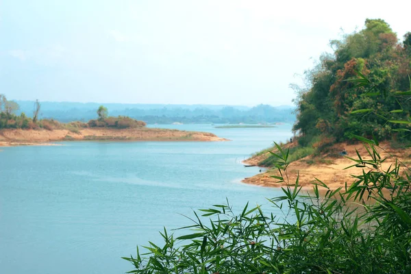 カタイ湖 ランガマティ バングラデシュのビュー 山の景色を望む美しい澄んだ湖のカプタイ — ストック写真
