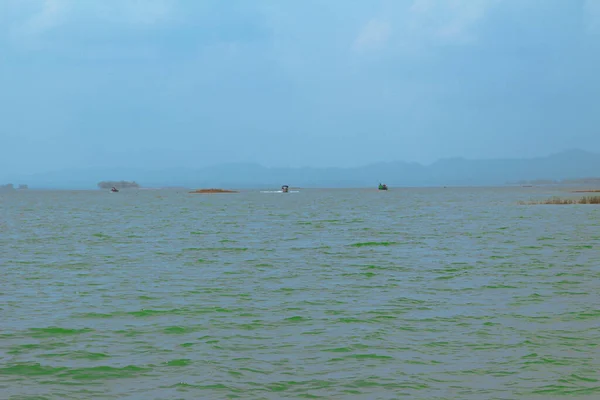Красивое Озеро Каптай Рангамати Бангладеш Голубая Вода Волны Текстуры Фона — стоковое фото