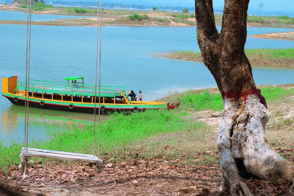 Üres Swing Csodálatos Színes Kilátás Nyílik Gyönyörű Hajó Kaptai Rangamati — Stock Fotó