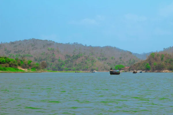 Rangamati Bangladeş 'teki güzel Kaptai Gölü. Sudaki tahta tekneler, dağlarla çevrili..