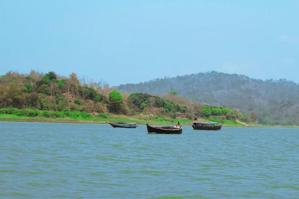 Rangamati Bangladeş 'teki güzel Kaptai Gölü. Sudaki tahta tekneler, dağlarla çevrili..