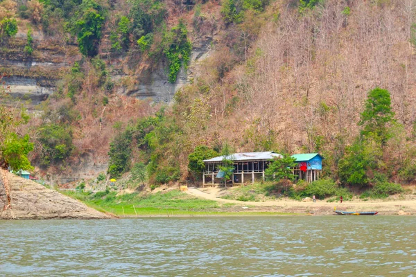 Kaptai Gölü 'ndeki Stilt evleri, Rangamati, Bangladeş. Güzel, berrak Kaptai Gölü Dağları manzaralı,