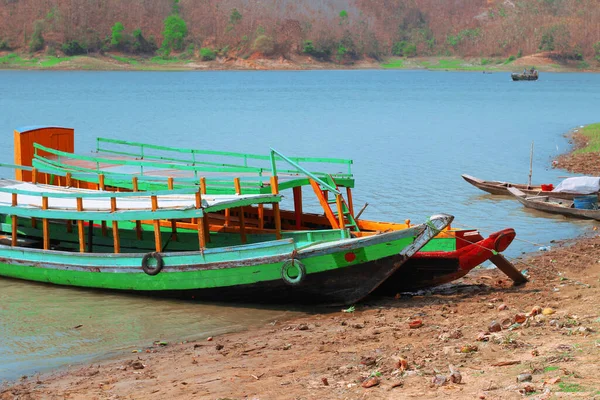 Kaptai Gölü, Rangamati, Bangladeş 'teki muhteşem ve renkli tekne manzarası..