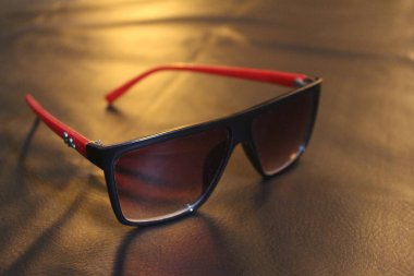 Kırmızı saplı gözlük fotoğrafı. Siyah arka planda gözlüklü moda aksesuarları.