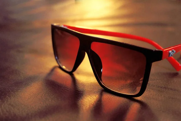 Zdjęcie Okularów Czerwonymi Rączkami Stylowe Okulary Moda Akcesoria Koncepcja Czarnym — Zdjęcie stockowe