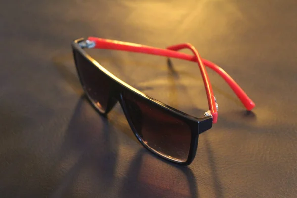 Fotografie Brýlí Červenými Rukojetěmi Stylové Brýle Módní Doplňky Koncept Černém — Stock fotografie