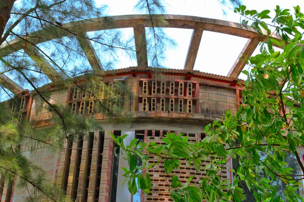 Bangladeş 'teki Zinda Parkı' nda Alternatif oyuk blokla inşa edilmiş bir kütüphane binası. Çevre dostu modern doğal hava sistemi. Enerji tasarrufu mimari binası