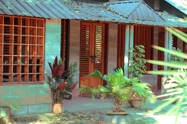 Geleneksel dış mimari dış modern tasarım. Beton duvardaki ahşap kapı ve pencere. Zinda Park, Bangladeş