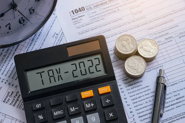 Vergi sözcüğü ve hesap makinesinde 2022 numara. 2022 'de vergi ya da fıçı öde. İş ve vergi kavramı.