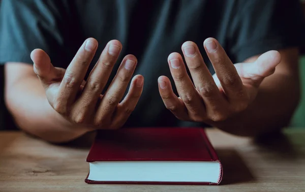Mãos Homem Com Oração Bíblia Oração Vida Cristã Deus Homem — Fotografia de Stock