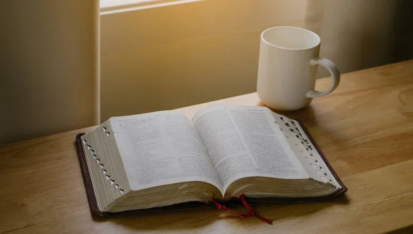 Offene Bibel Und Kaffee Morgen Auf Einem Holztisch — Stockfoto