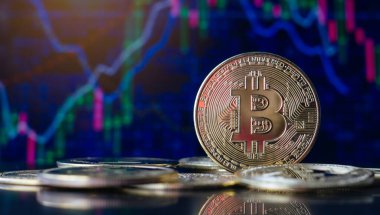 Bitcoin. BTC Kripto Para Birimi. Mum çubuğu grafiği ve dijital arkaplan içeren altın bitcoinler..
