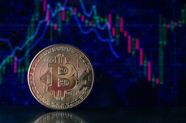 Bitcoin. BTC Kripto Para Birimi. Mum çubuğu grafiği ve dijital arkaplan içeren altın bitcoinler..