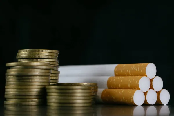 Cigarety Tabák Cigarety Peníze Cigarety Tax Koncept Kouření Plýtvání Penězi — Stock fotografie
