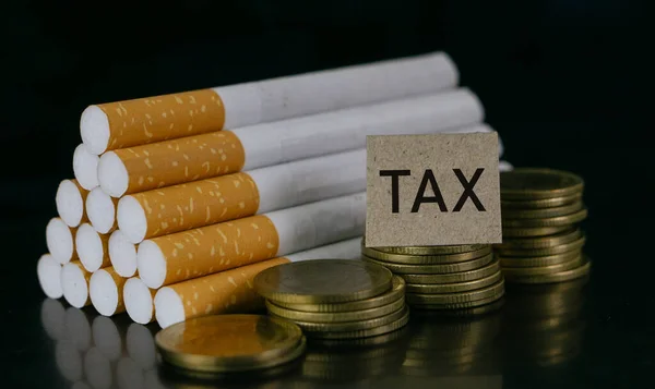 Cigarros Palavra Tax Fundo Preto Cigarros Conceito Tax Fumar Desperdício — Fotografia de Stock