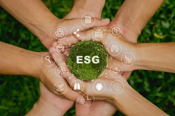 Çevresel, sosyal ve yönetimdeki ESG simgesi kavramı, kirliliği ve karbon emisyonunu azaltmak için yenilenebilir kaynak teknolojisini kullanarak kullanılıyor. Ağ bağlantısında sürdürülebilir ve etik iş dünyasında 