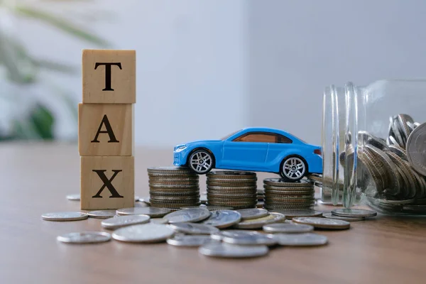 Car Tax Concept Close Pilha Moedas Texto Madeira Fiscal Com — Fotografia de Stock